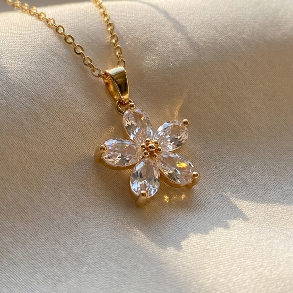 Collier en forme de feuille dorée
