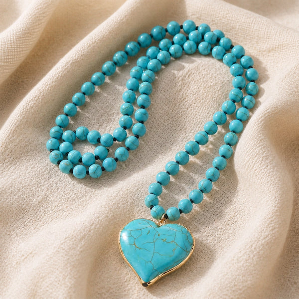 Collier en perles avec un cœur turquoise en pierre précieuse
