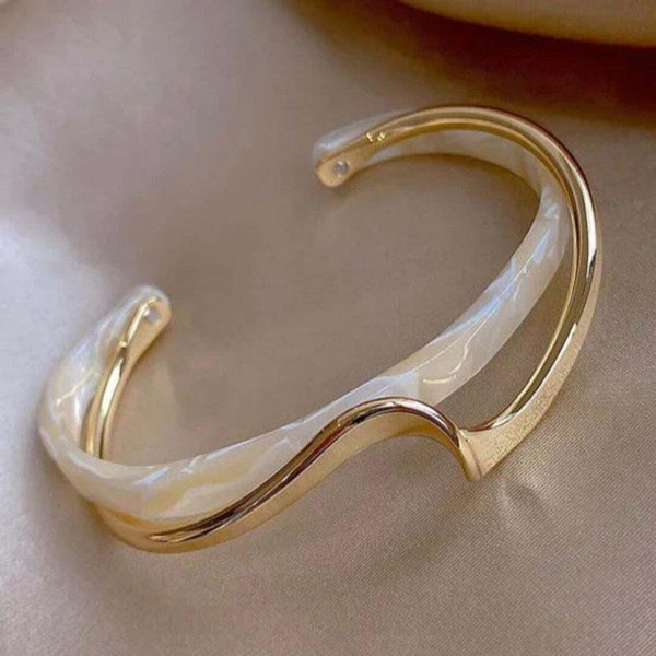 Bracelet en opale doré légèrement brillant