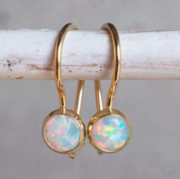 Boucles d'oreilles en opale blanche plaquées or intemporelles