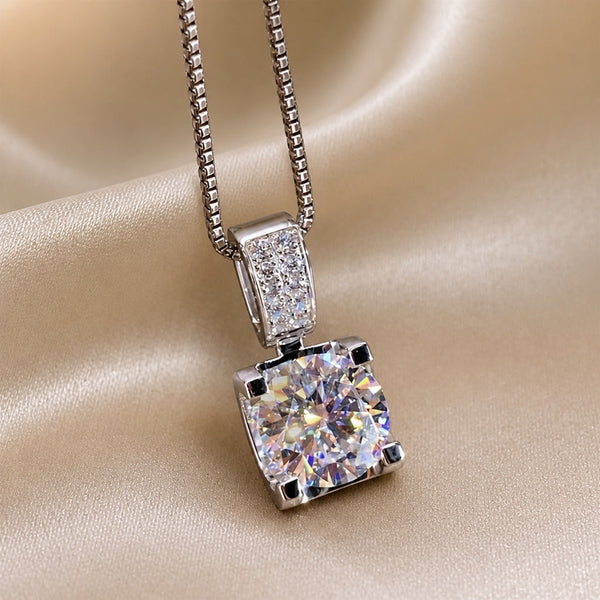 Collier pendentif en zircon cubique en or blanc