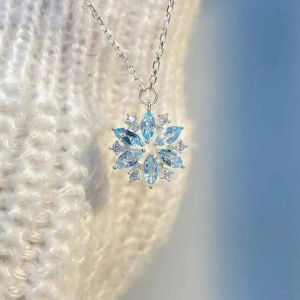 Collier pendentif fleur en or blanc avec flocon de neige bleu