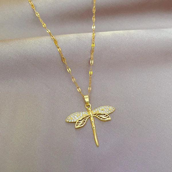 Collier libellule en cristal – symbole de changement et de beauté