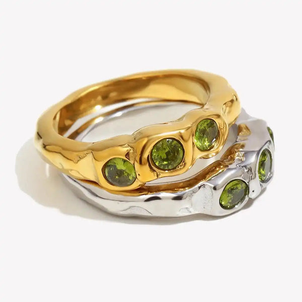 Bague en bijou vintage doré avec pierres précieuses