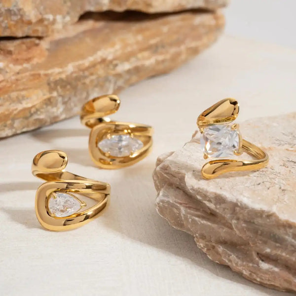 Bague en zirconia en forme de goutte d'eau dorée intemporelle