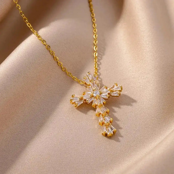 Collier croix en zirconium argenté intemporel
