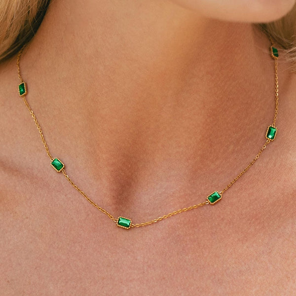 Collier en chaîne dorée avec pierre verte