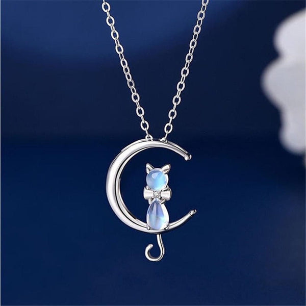 Collier en pierre de lune en forme de demi-lune avec un chat