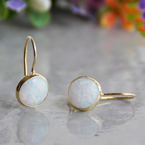 Boucles d'oreilles blanches intemporelles