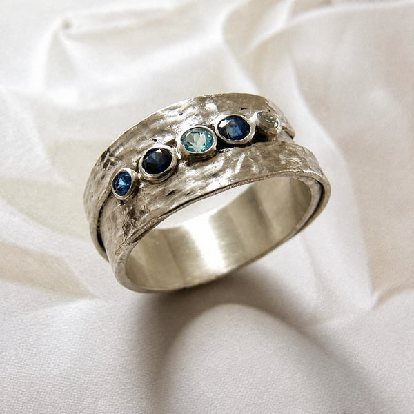 Bague argentée en pierre bleue incrustée