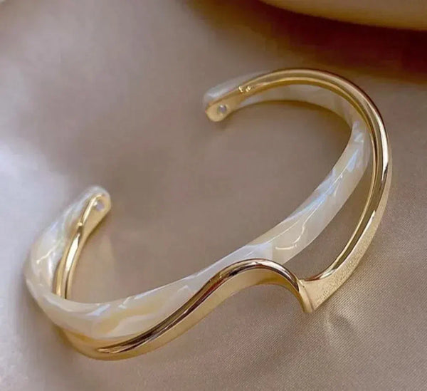 Bracelet doré élégant opale blanche