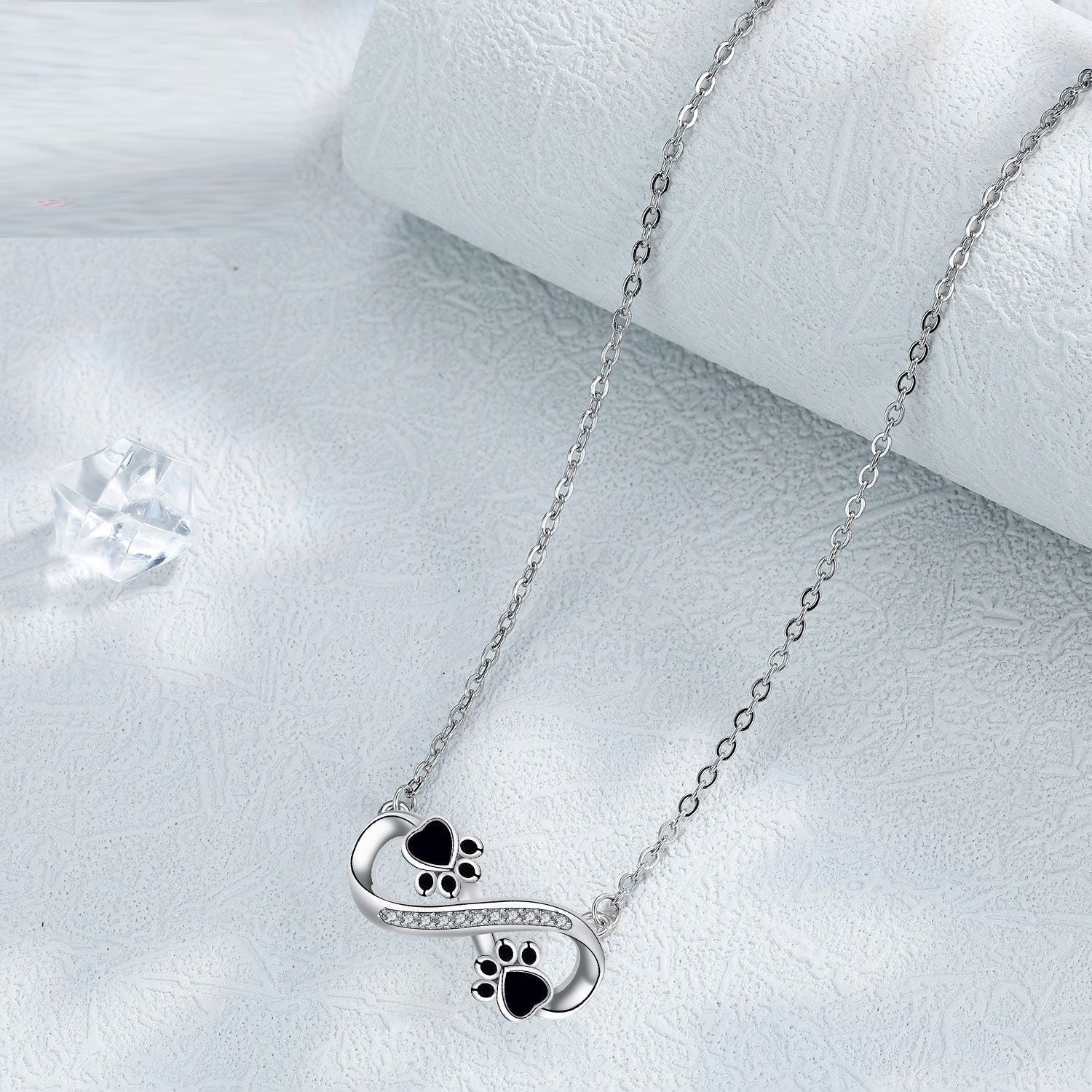 Collier à pendentif patte d'ourson en zircon