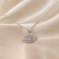 Collier Planète Cosmique en Or Blanc Élégant