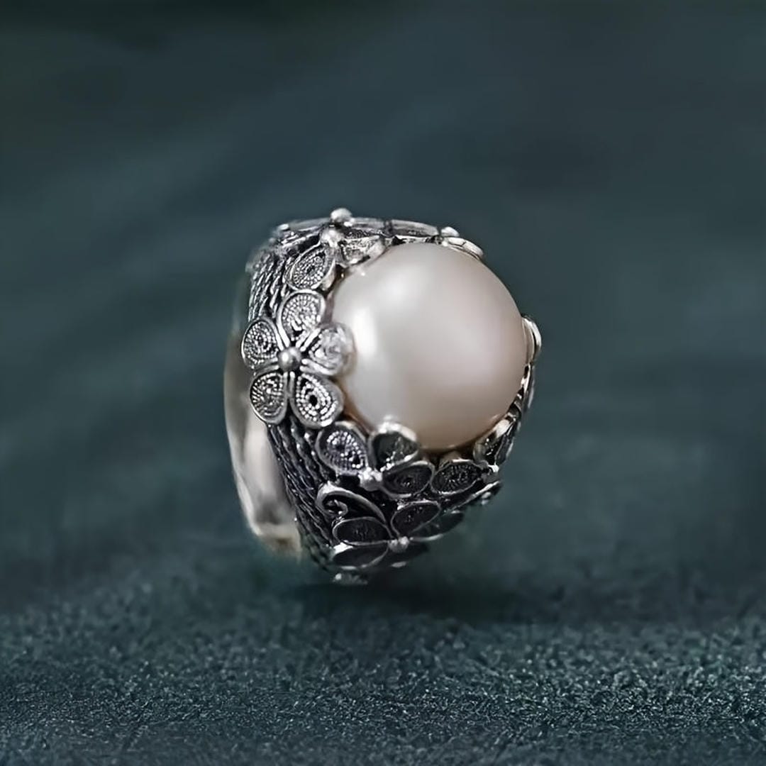 Bague Dôme en Pierre de Lune Filigrane Fleurie