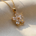 Collier en forme de feuille dorée