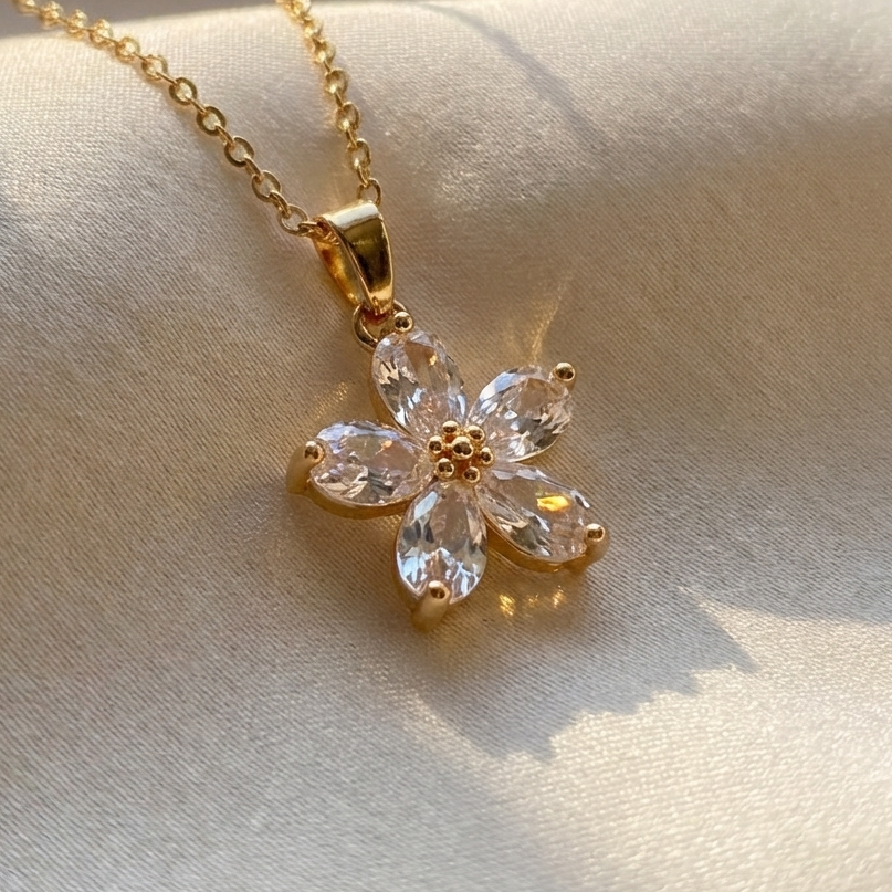 Collier en forme de feuille dorée