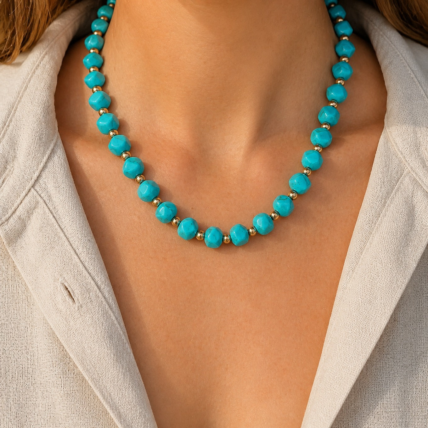 Collier en perles turquoise et accents dorés