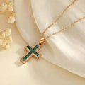 Collier en or avec pendentif croix émeraude