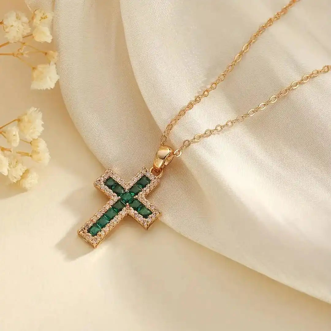 Collier en or avec pendentif croix émeraude