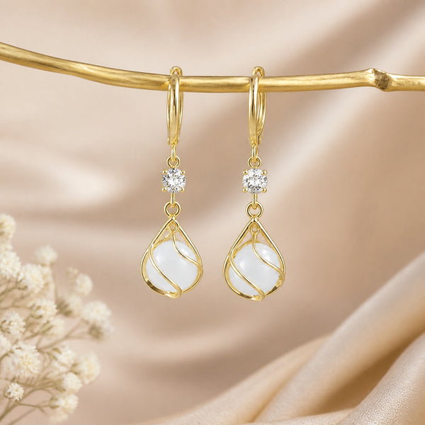 Boucles d'oreilles goutte en opale blanche enroulées de fil doré