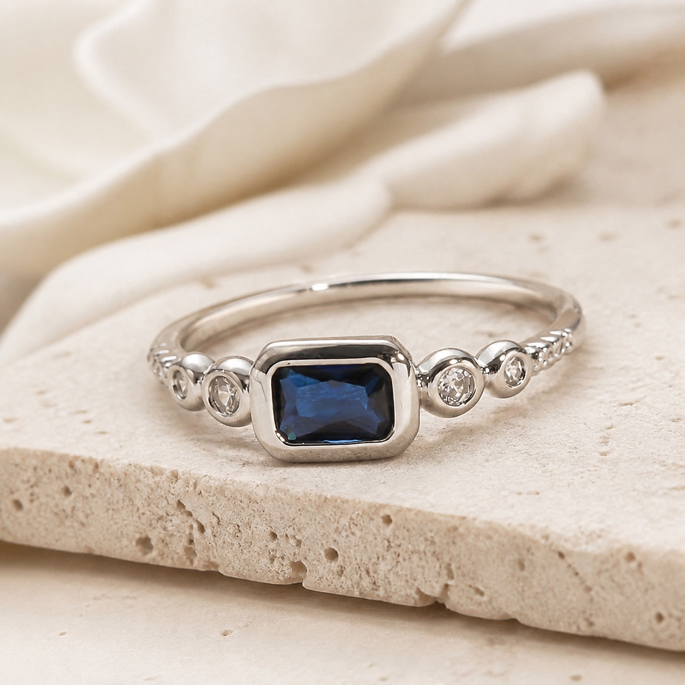 Bague Windsor en or blanc et saphir