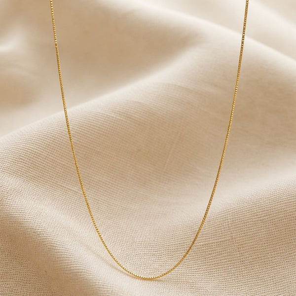 Collier en boîte doré minimaliste