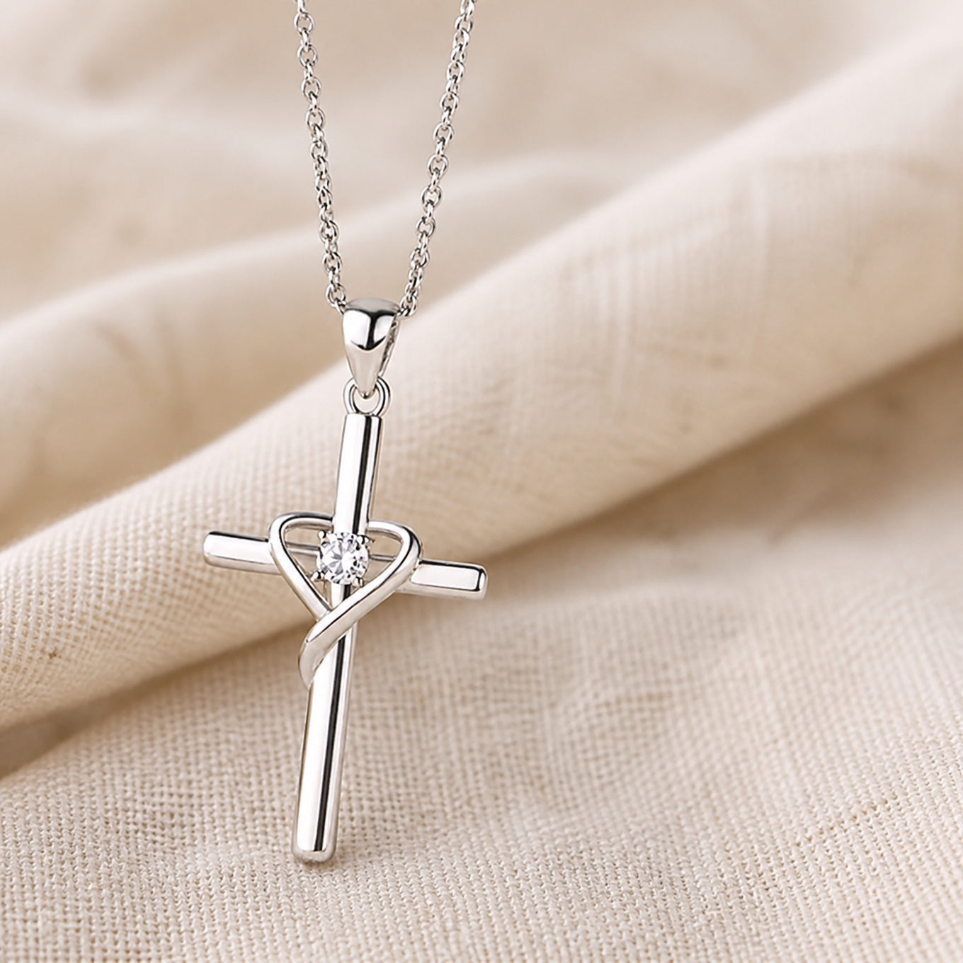 Collier délicat en croix scintillant
