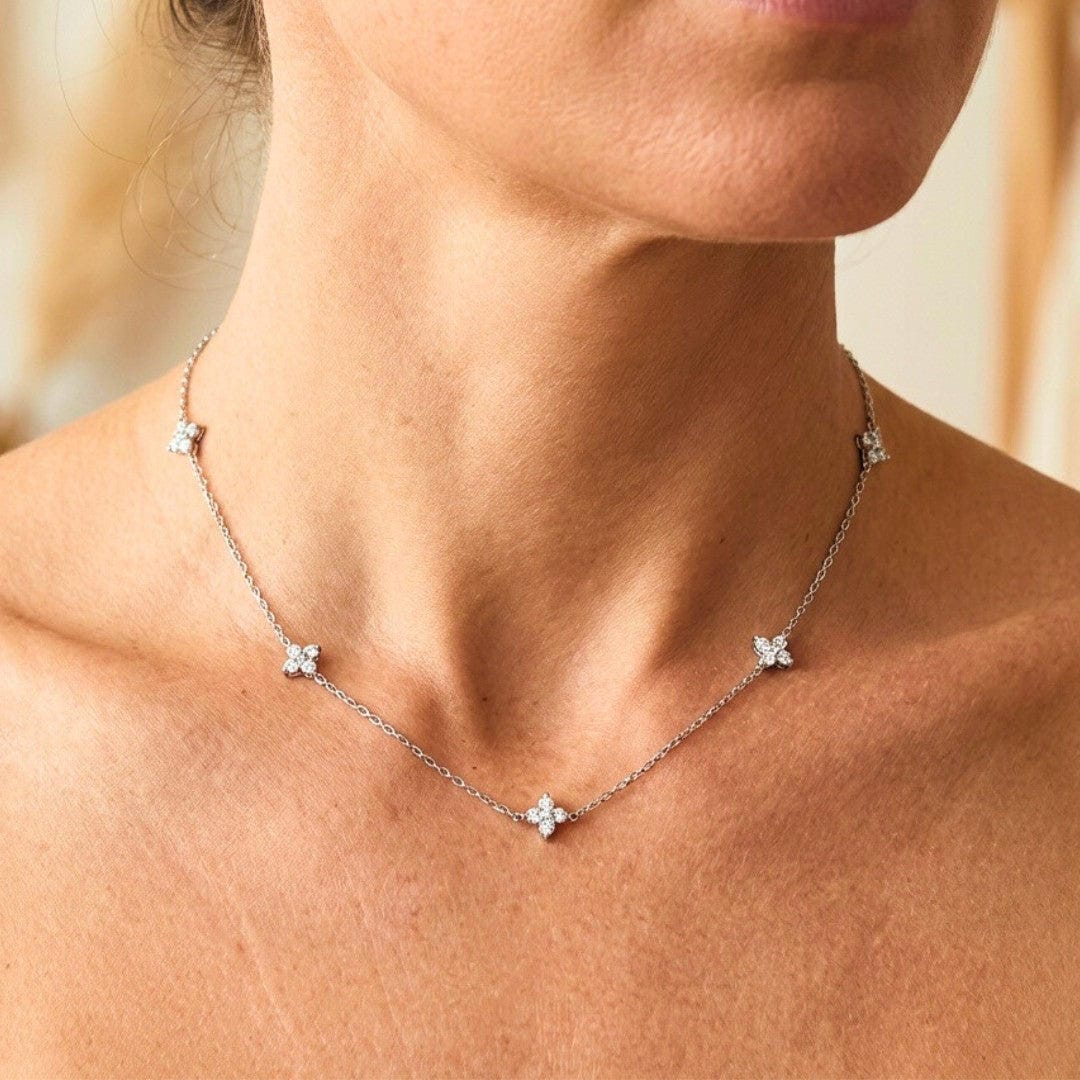 Superbe collier en zirconium incrusté de fleurs