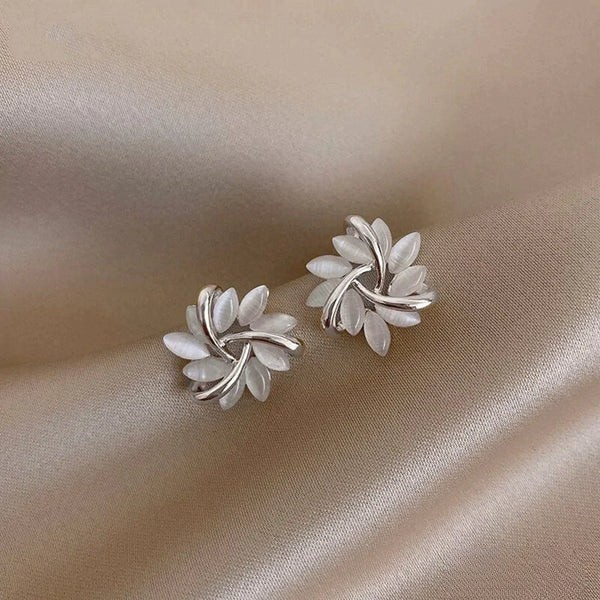 Sienna™ | Puces d'oreilles cercle pétale opale élégantes