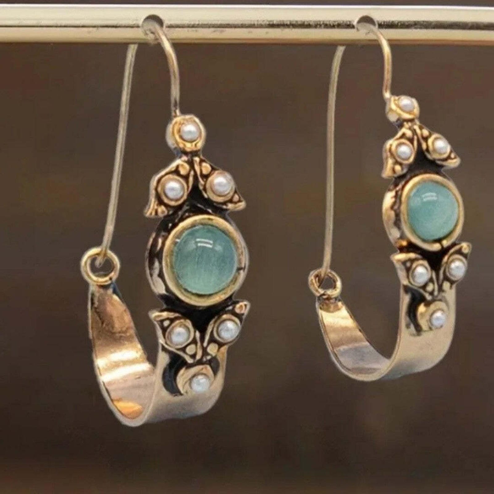 Boucles d'oreilles en argent classique avec cabochon en perle vert menthe