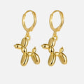 Boucles d'oreilles huggie en or mini avec un charm en forme de chien ballon