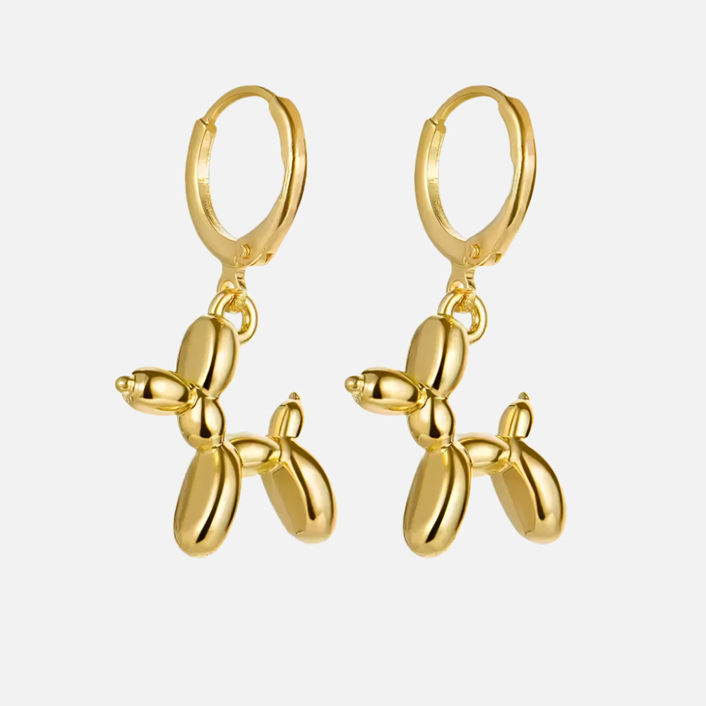 Boucles d'oreilles huggie en or mini avec un charm en forme de chien ballon