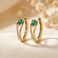 Boucles d'Oreilles Créoles Émeraude Accent en Or
