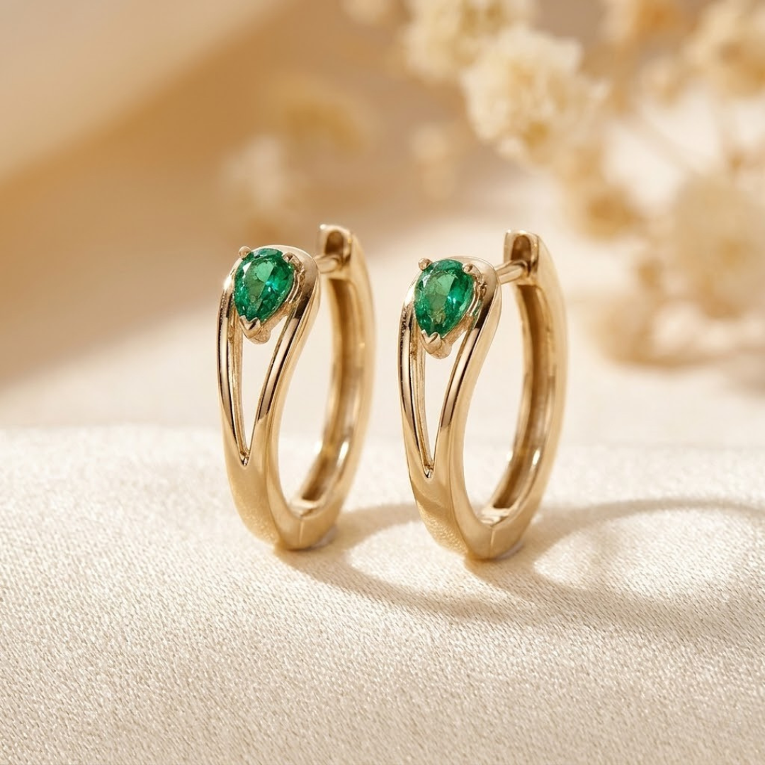 Boucles d'Oreilles Créoles Émeraude Accent en Or