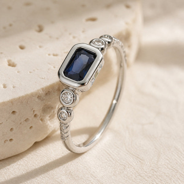Bague Windsor en or blanc et saphir