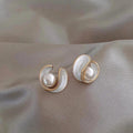 Boucles d'oreilles en opale blanche élégantes