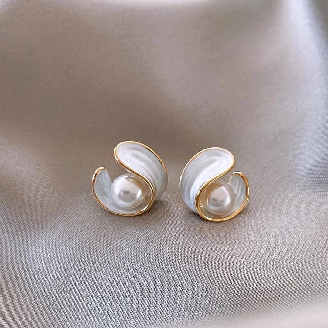 Boucles d'oreilles en opale blanche élégantes