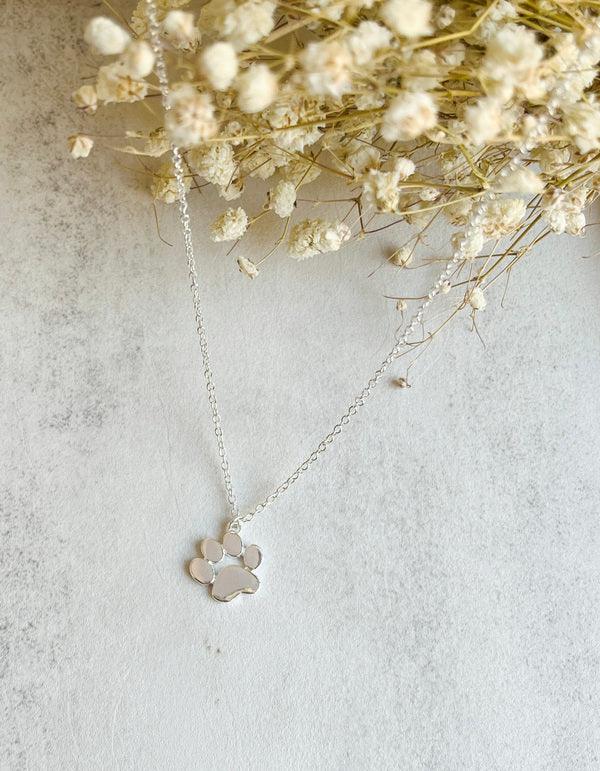 Collier en forme de patte en argent élégant – acier inoxydable