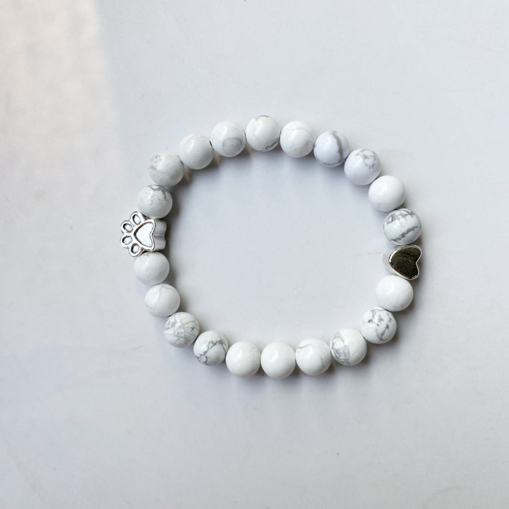 Bracelet en pierre naturelle avec pendentifs en forme de patte et de cœur – design fait main