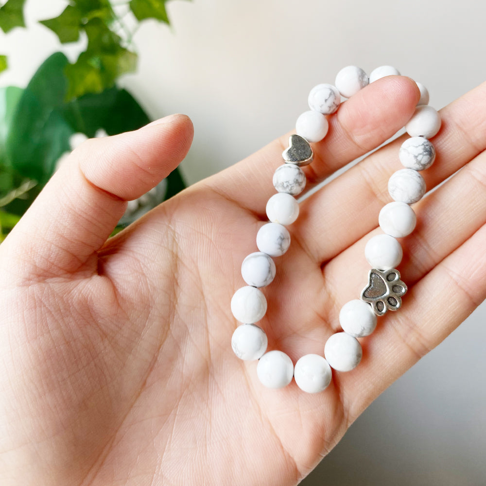 Bracelet en pierre naturelle avec pendentifs en forme de patte et de cœur – design fait main