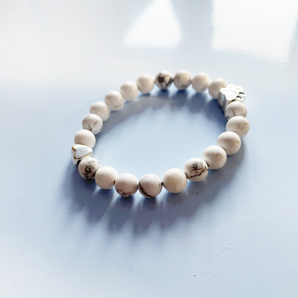 Bracelet en pierre naturelle avec pendentifs en forme de patte et de cœur – design fait main