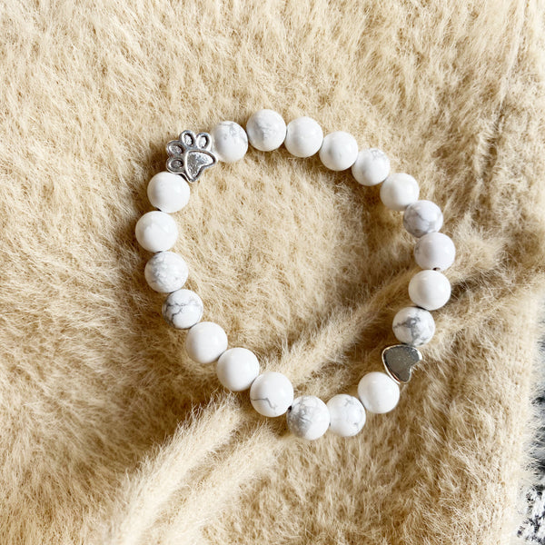 Bracelet en pierre naturelle avec pendentifs en forme de patte et de cœur – design fait main