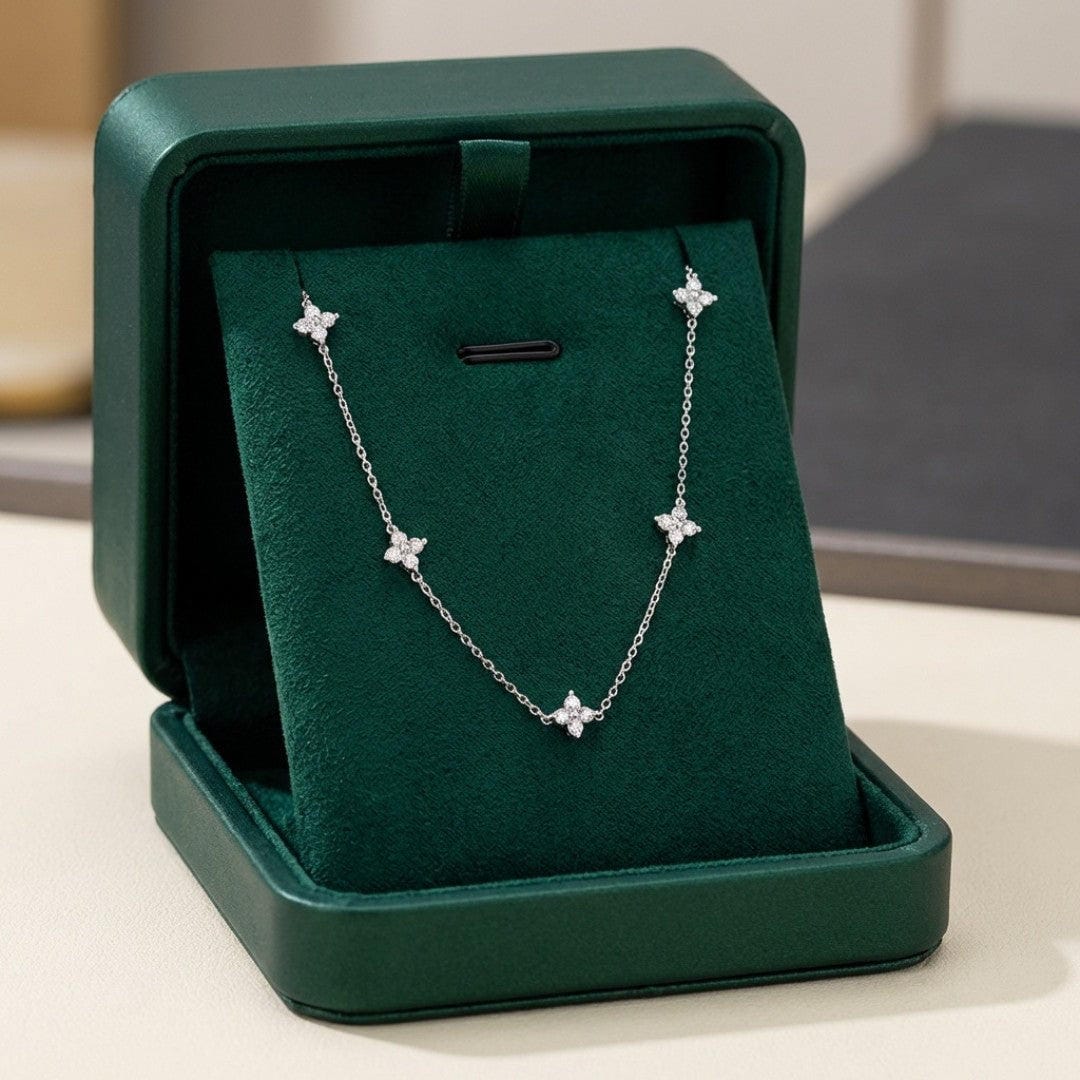 Superbe collier en zirconium incrusté de fleurs