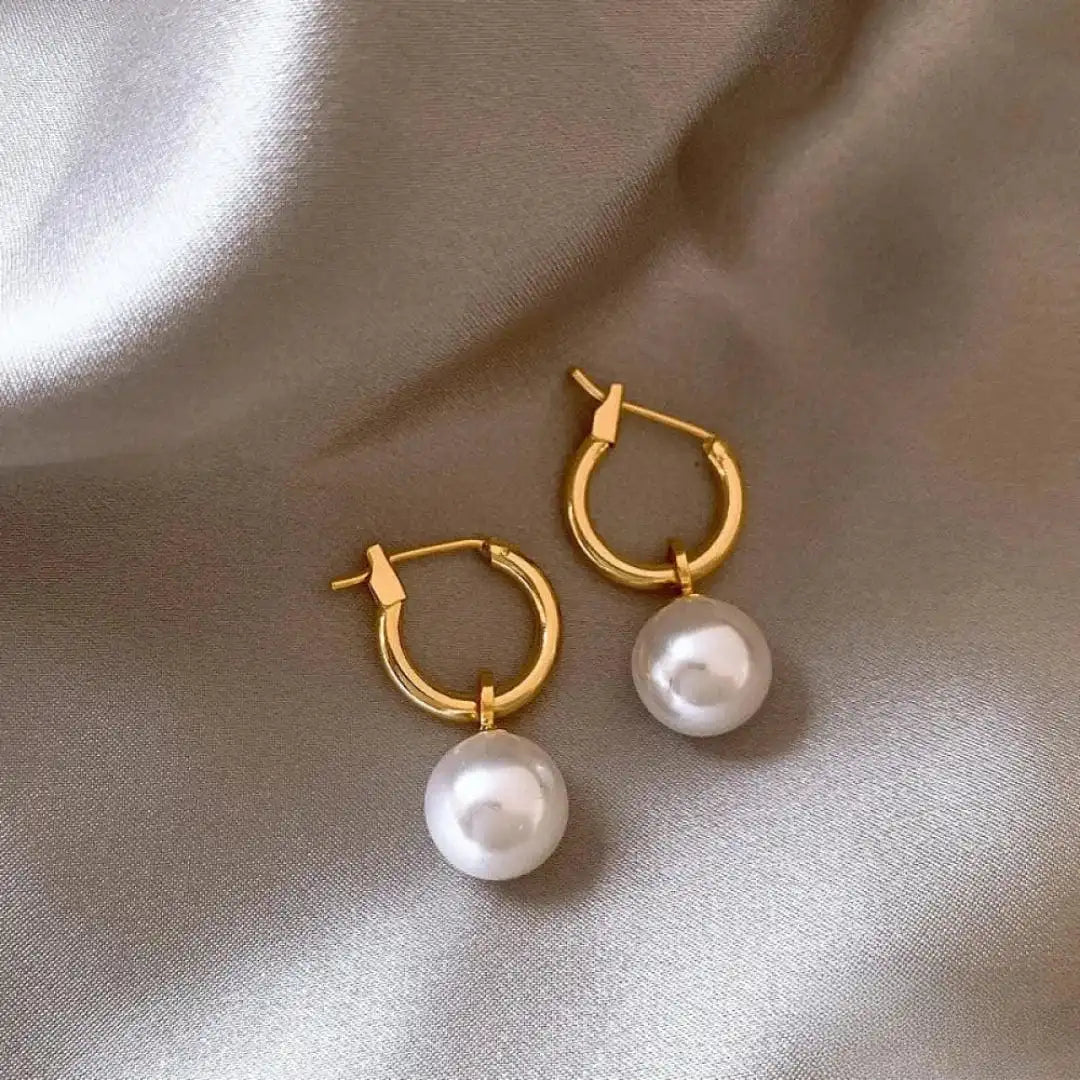 Boucles d'oreilles élégantes en or avec perles blanches