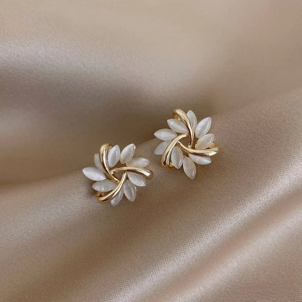 Sienna™ | Puces d'oreilles cercle pétale opale élégantes