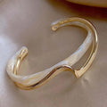 Bracelet en opale doré légèrement brillant