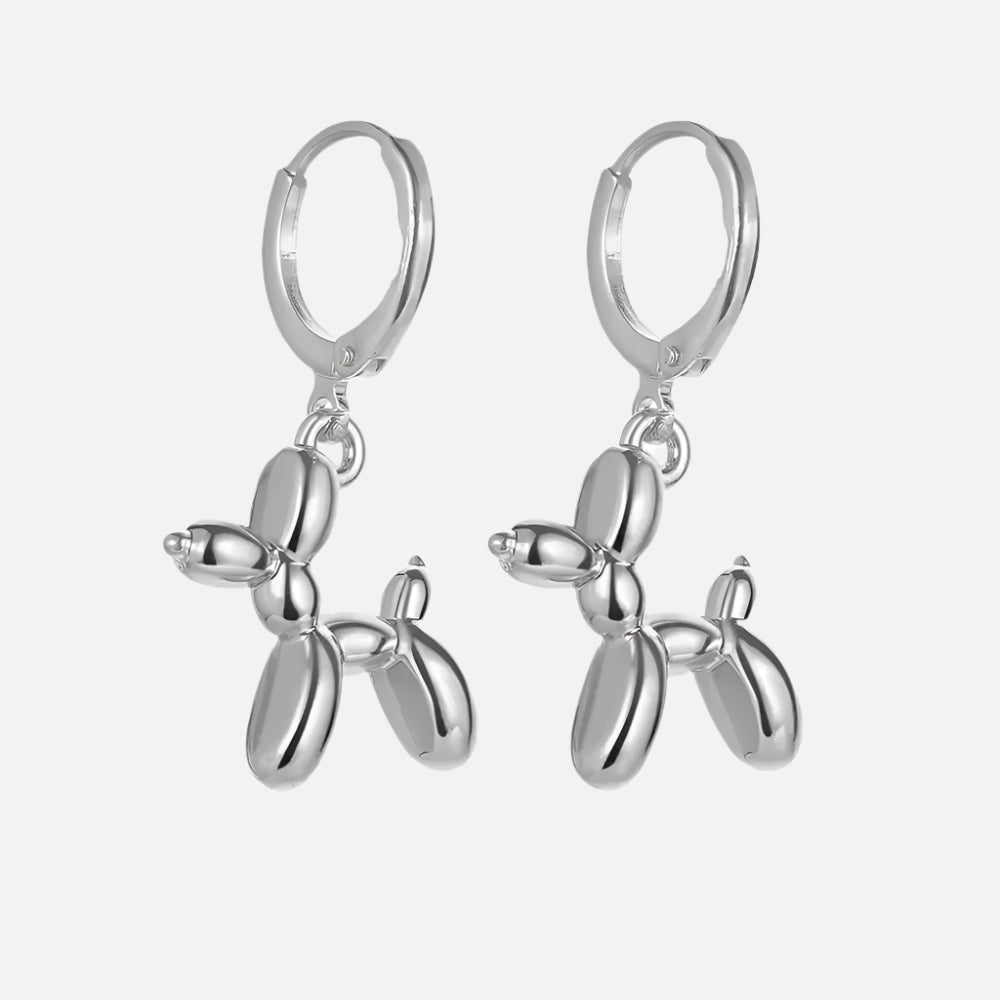 Boucles d'oreilles huggie en or mini avec un charm en forme de chien ballon