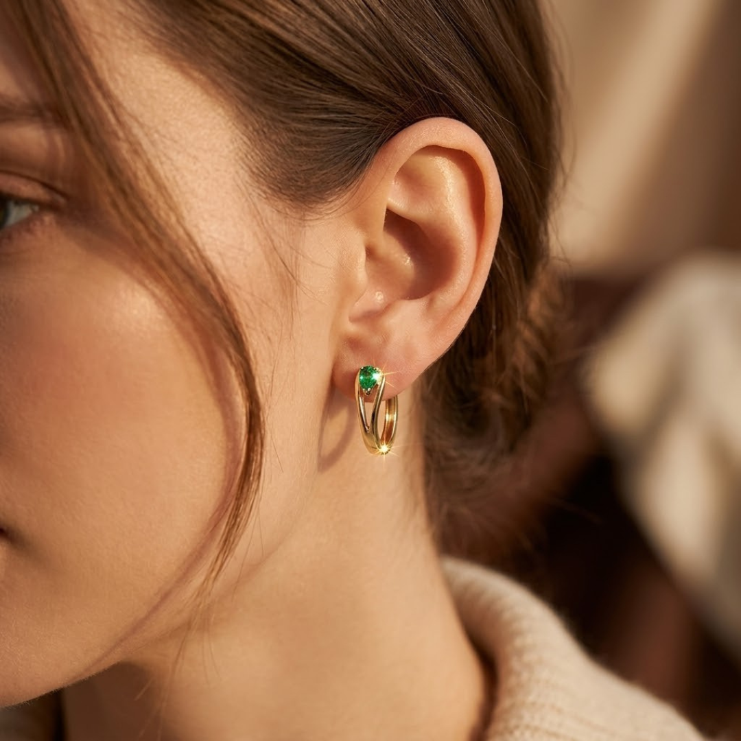Boucles d'Oreilles Créoles Émeraude Accent en Or