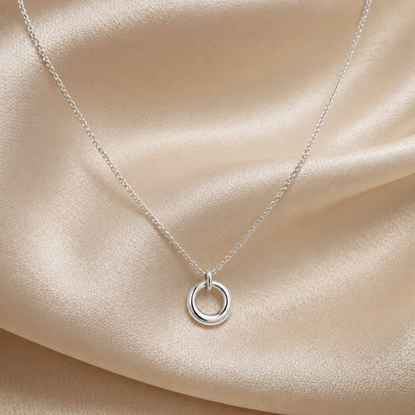 Collier pendentif cercle géométrique en or blanc