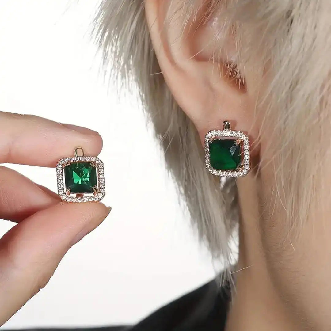 Boucles d'oreilles en or avec zirconium carré vert doré